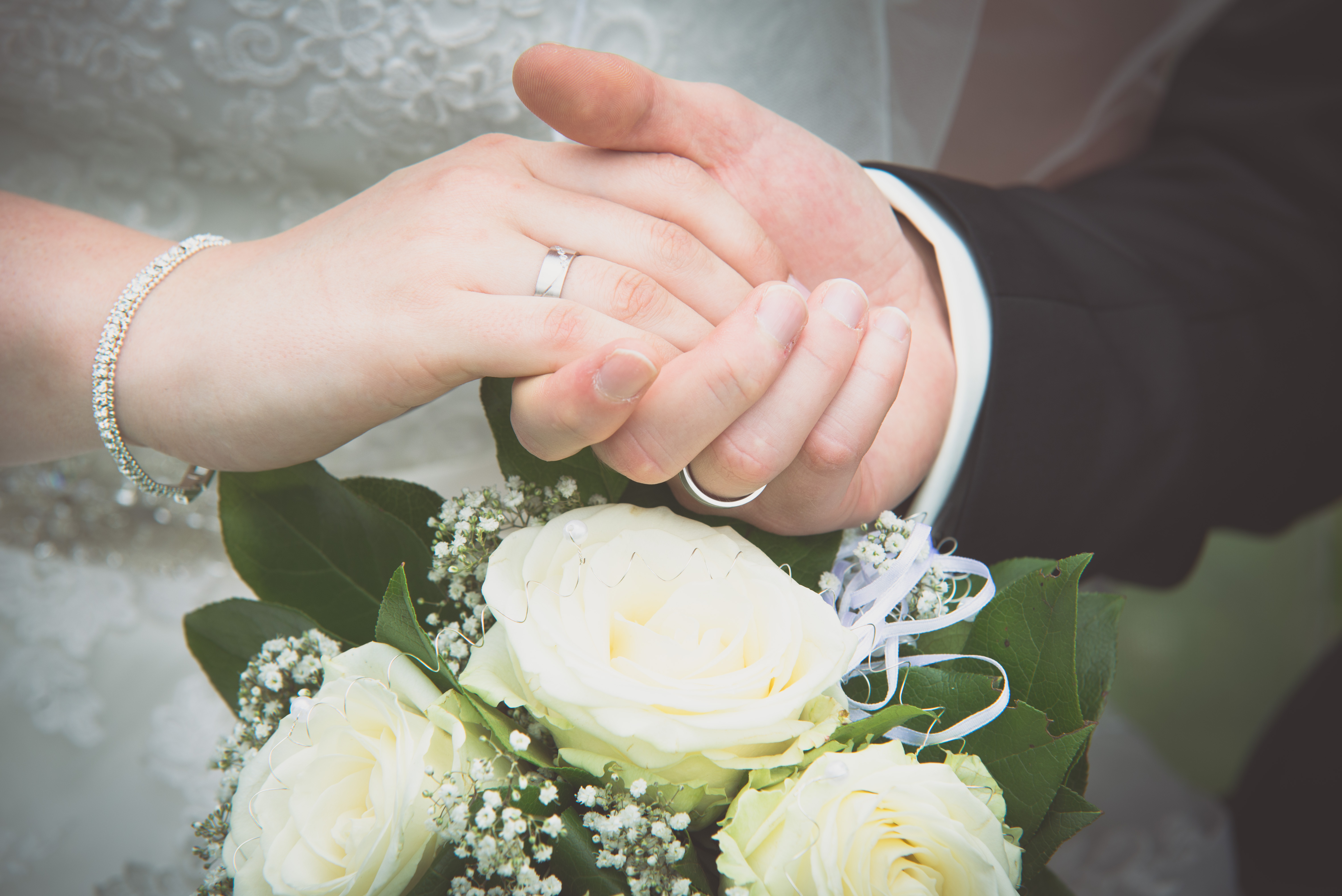 Hochzeitsfotograf in Frankfurt Rhein-Main und Hessen - Detailaufnahme von Brautpaar, Ring und Hände