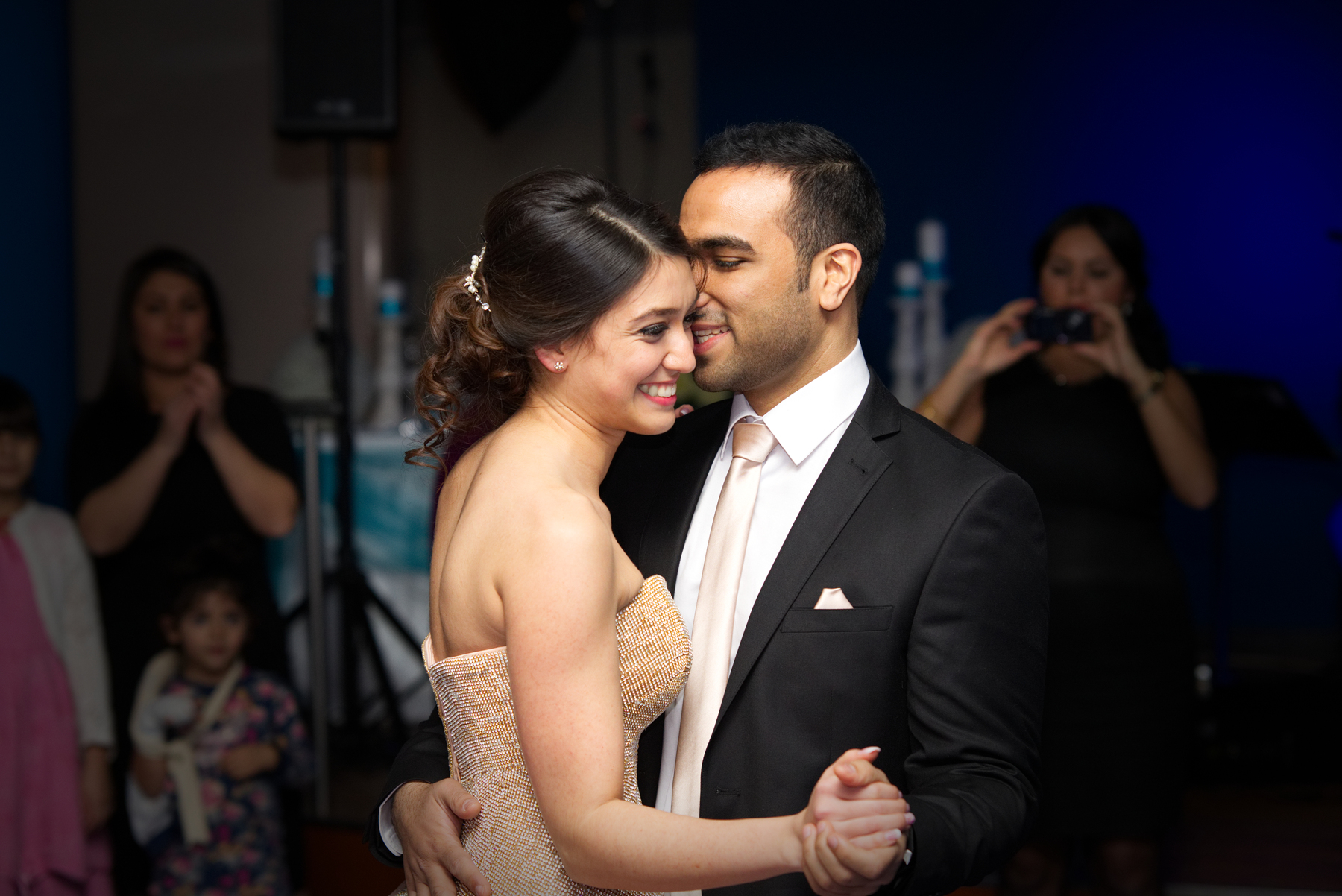 Fotograf in Kronberg - Hochzeitsfeier in Catering Location - Brautpaar eröffnet den Tanz