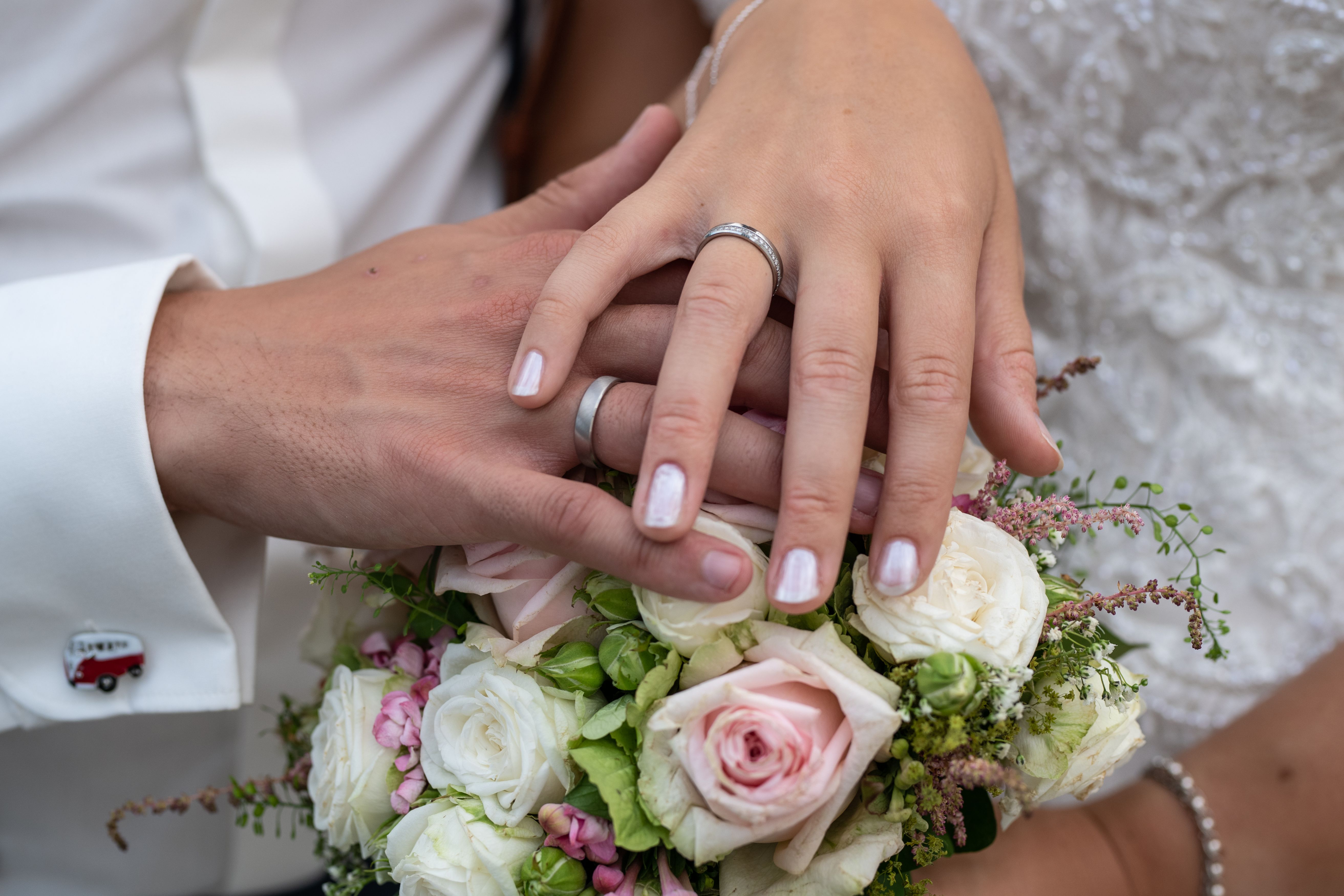 Hochzeitsfotograf in Kronberg - Rhein Main - Ring Aufnahme mit Strauss