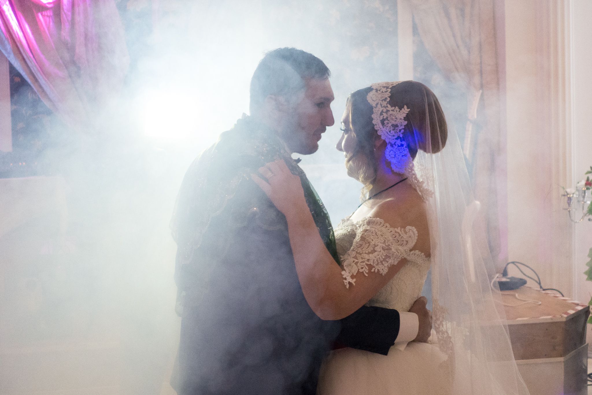 Hochzeitsfotograf in Kronberg im Taunus - Nebelaufnahme beim Brauttanz während der Trauung