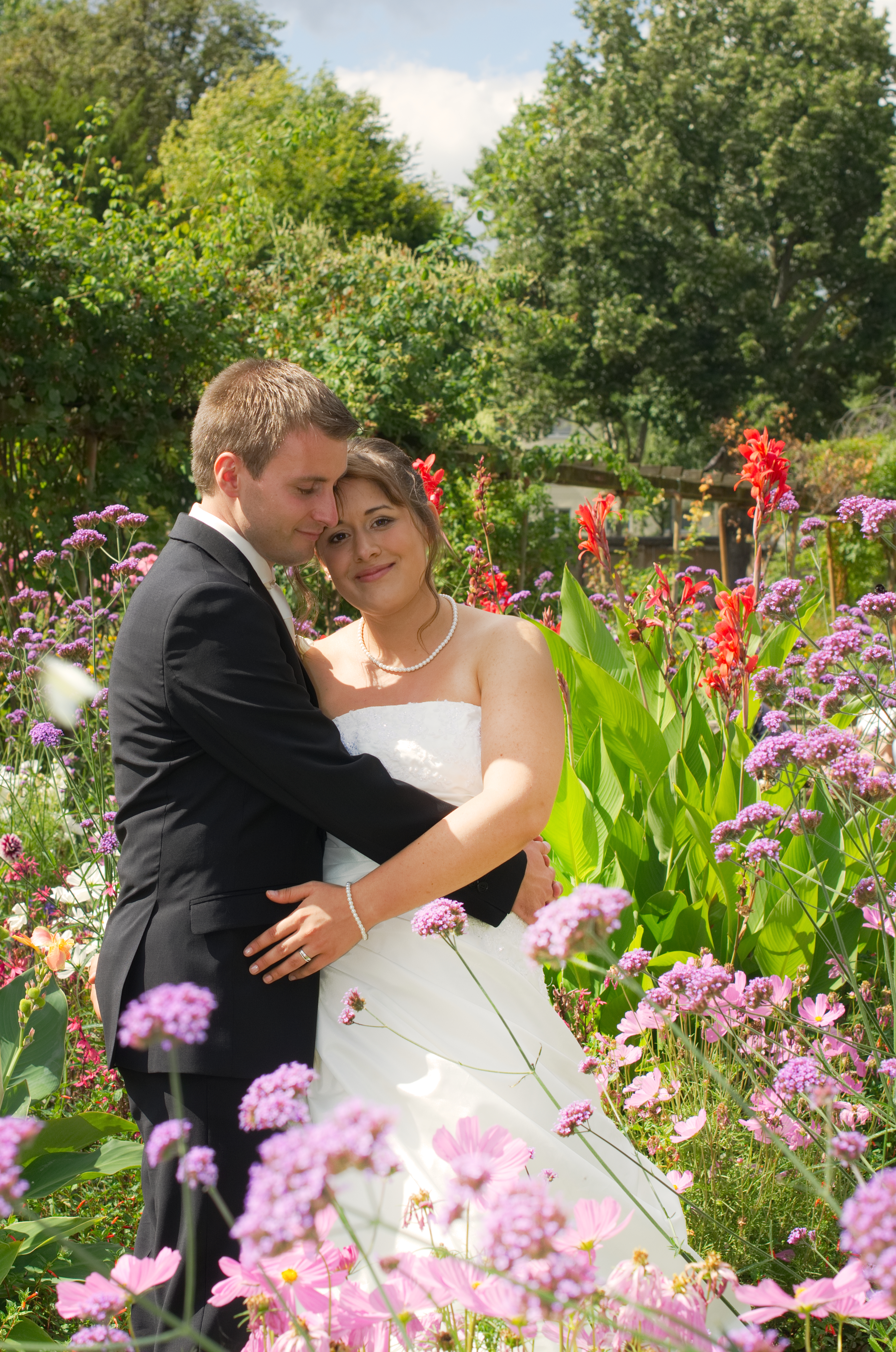 Hochzeit in Kronberg - Frankfurt am Main und Umgebung - Brautpaar beim Posen im Bethmannpark