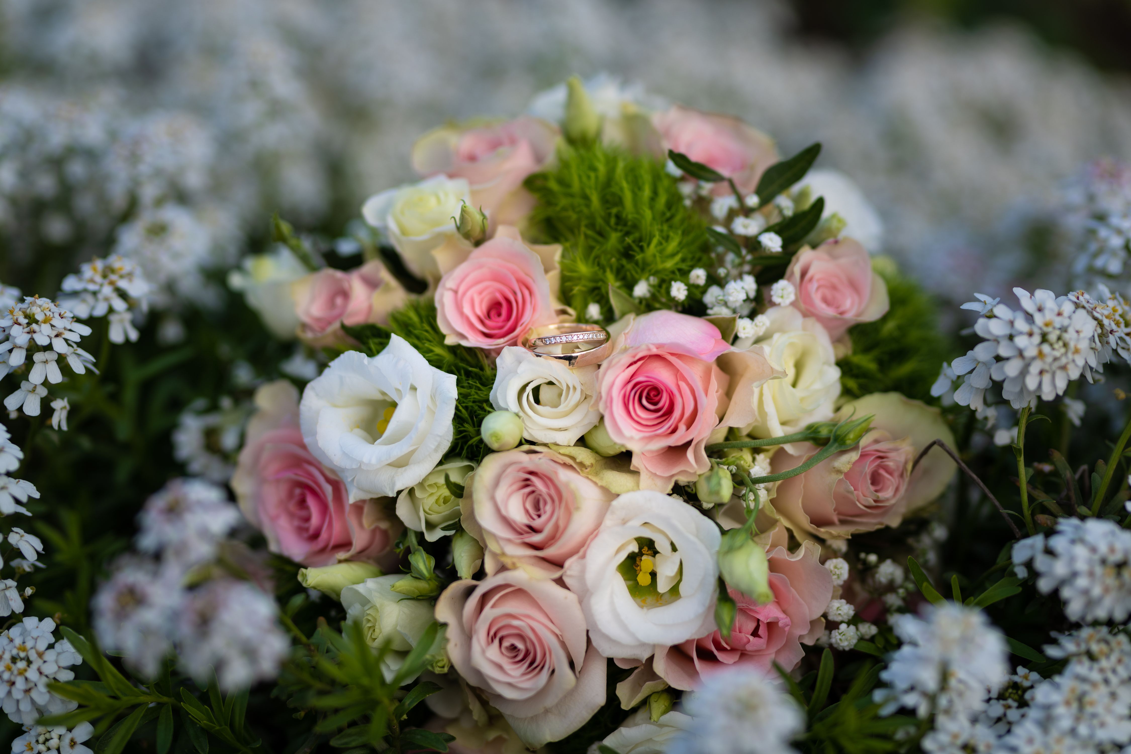Hochzeitsfeier Kronberg im Taunus - Blumen und Ringbild als Makro und Detailaufnahme während der Trauung vom Fotograf dokumentiert