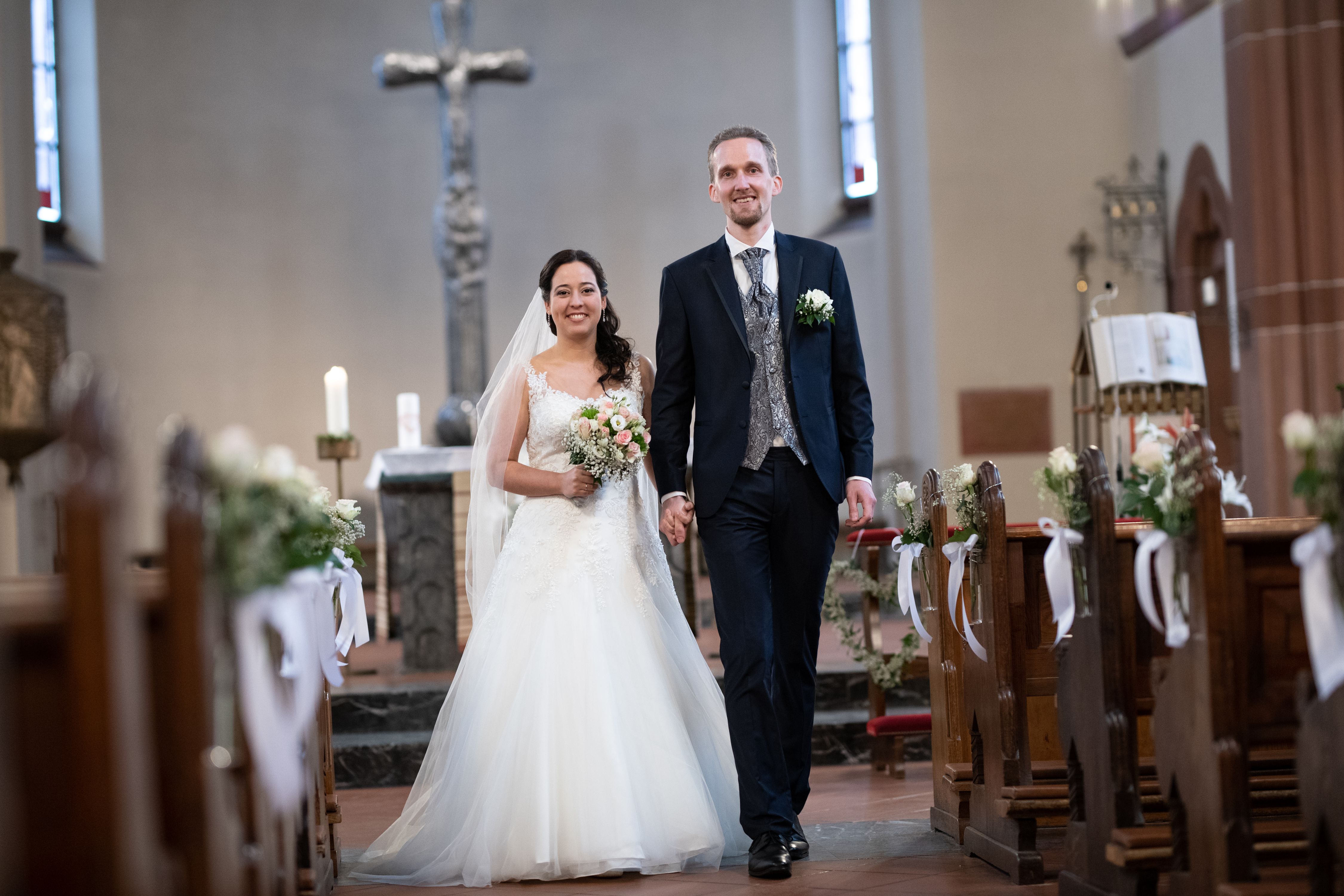 Fotograf in Kronberg - Trauung und kirchiche Hochzeit - Brautpaar läuft aus der Kirche