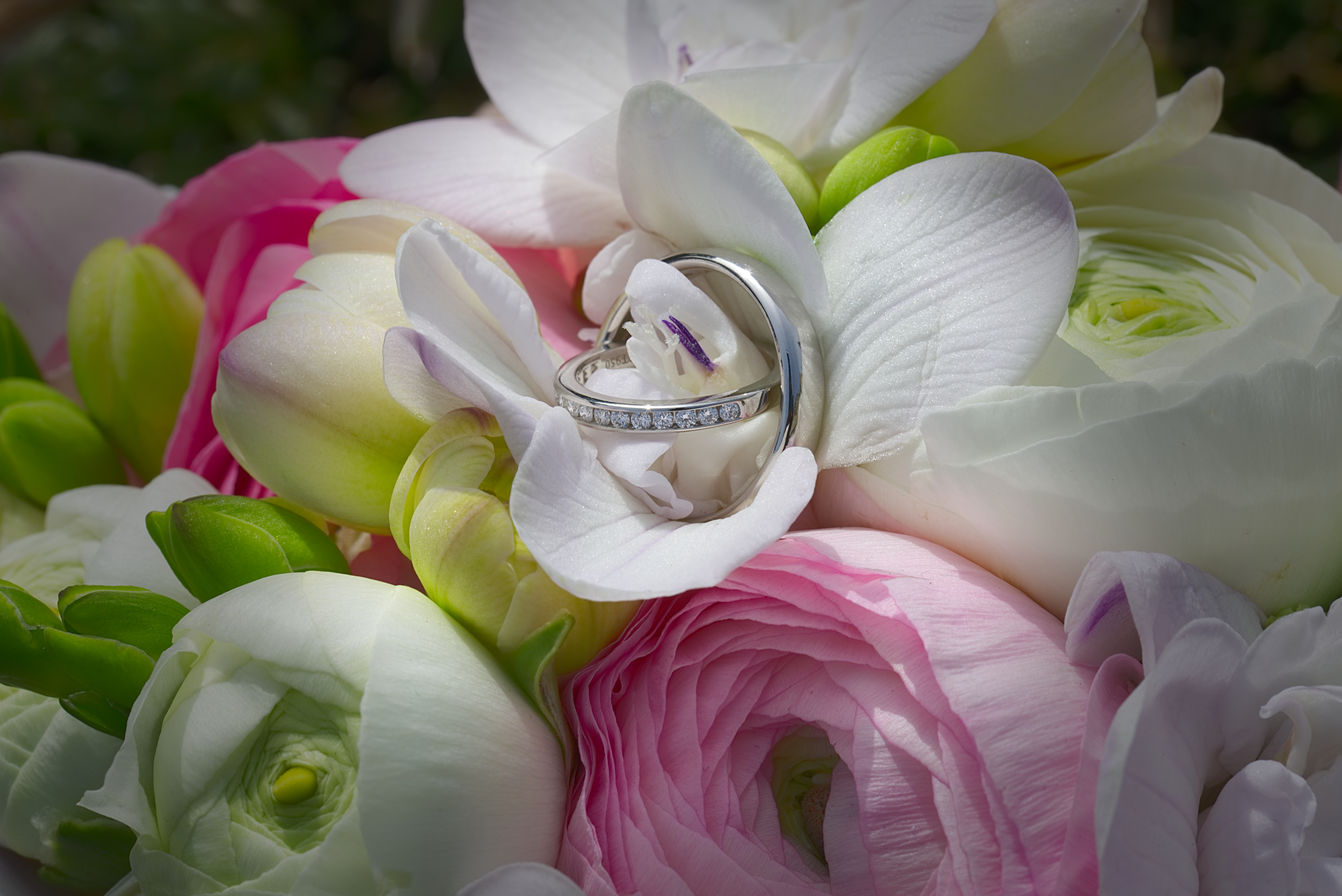 Fotograf in Kronberg Königstein - Ringbilder - Makro Hochzeitsbilder mit Blumenstrauss