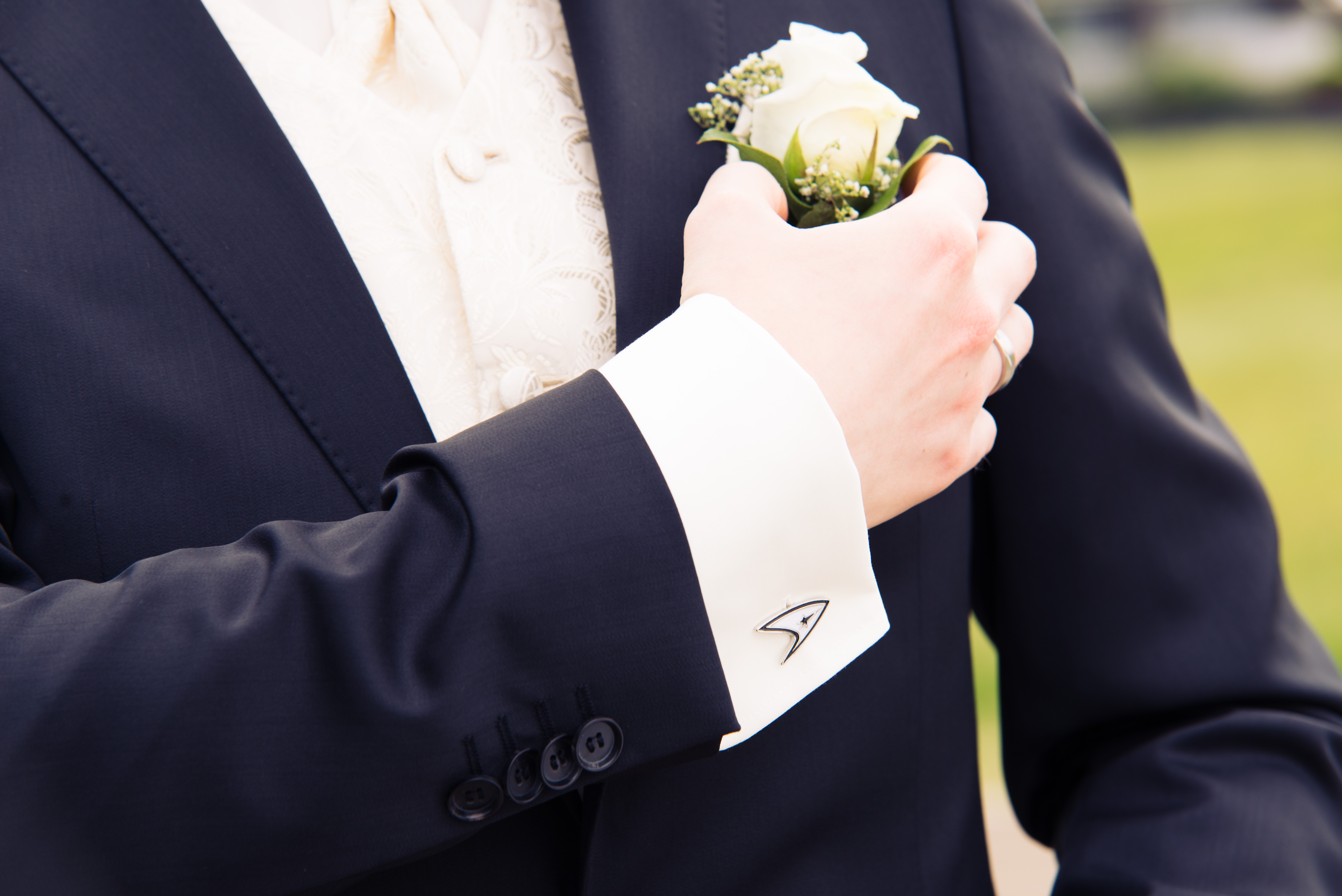 Fotograf in Kronberg - Hochzeitsfeier Detailaufnahmen vom Bräutigam während der kirchlichen Trauung