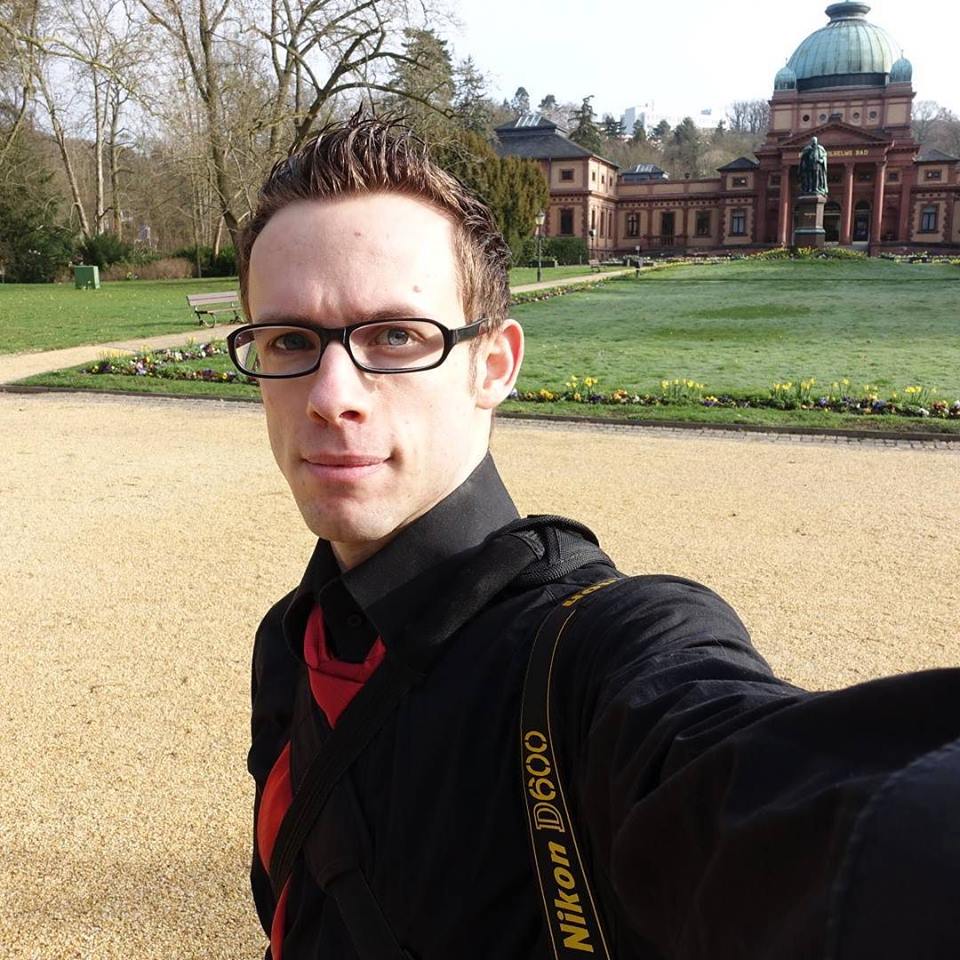 Hochzeitsfotograf Carsten Grimm in Kronberg und Frankfurt - Portrait vor Bad Wilhelm in Bad Homburg